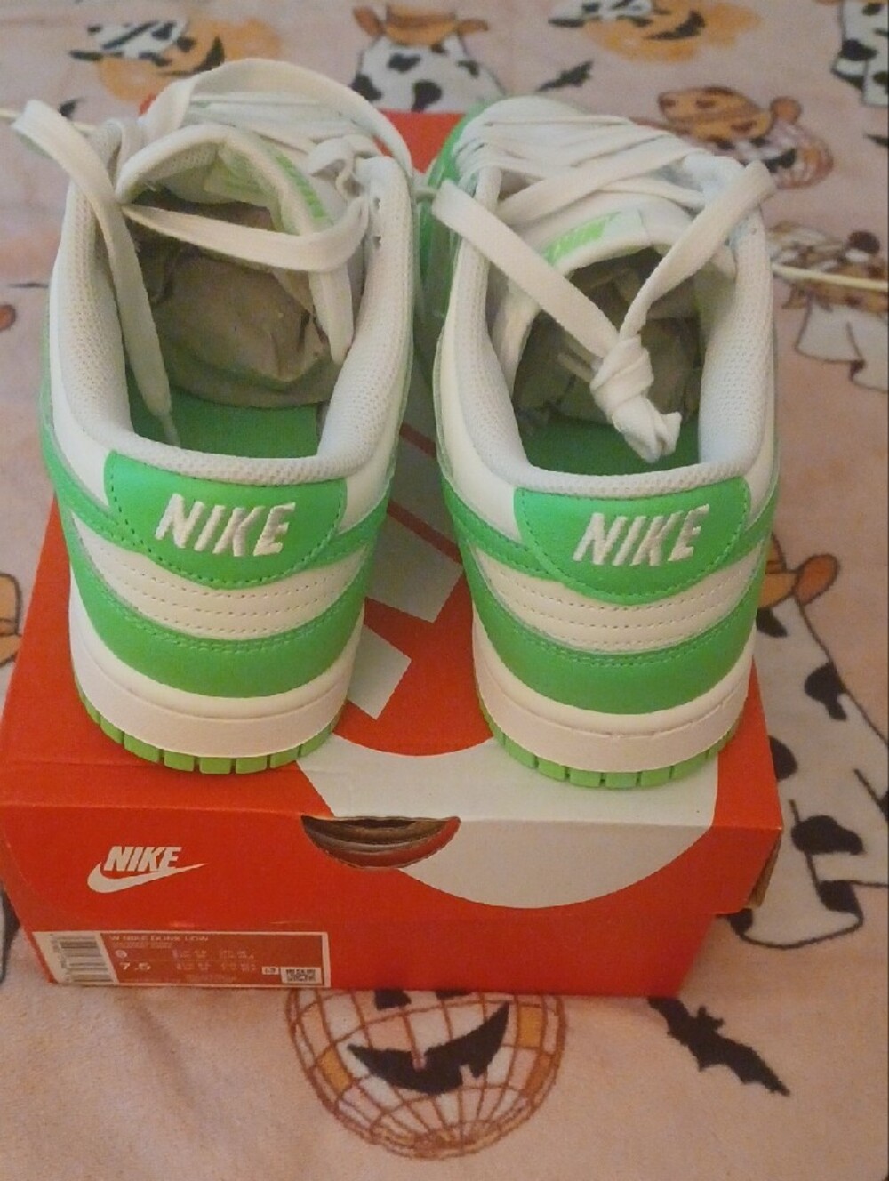 Nike Green and White Low-Top Women's Sneakers - Picture 2 of 2